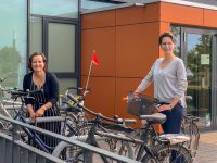 Auch Kerstin Helm (r.) und Sonja Vent fahren mit dem Rad zur Arbeit im ISI-Zentrum und unterstützen das „Stadtradel“-Team der WLH Wirtschaftsförderung im Landkreis Harburg. © WLH