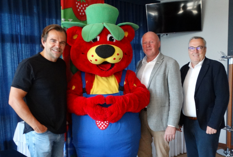 Von links nach rechts: Firmengründer Robert Dahl, Maskottchen Karlchen, Bürgermeister Dr. Jens Bülthuis und René Meyer, stellvertretender Geschäftsführer der Wirtschaftsfördergesellschaft WLH. Foto: Gemeinde Bispingen