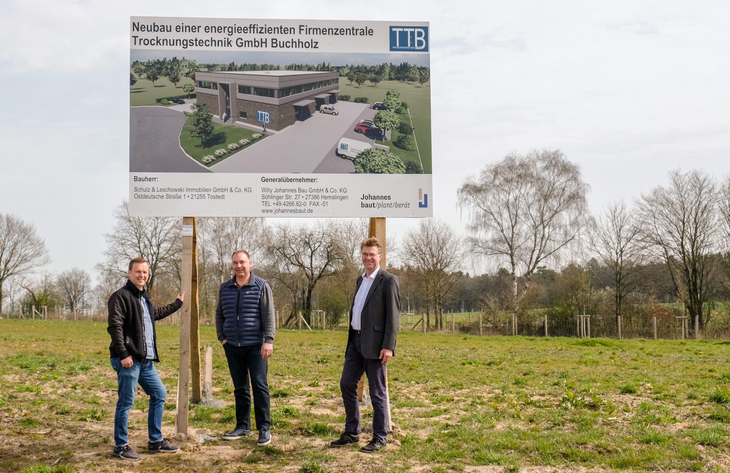 Das Bauschild für die neue Firmenzentrale der Trocknungstechnik GmbH Buchholz steht bereits. Vor Ort trafen sich die TTB-Geschäftsführer Thorsten Schulz (l.) und Sascha Leschowski mit WLH-Geschäftsführer Jens Wrede (r.). © WLH Wirtschaftsförderung