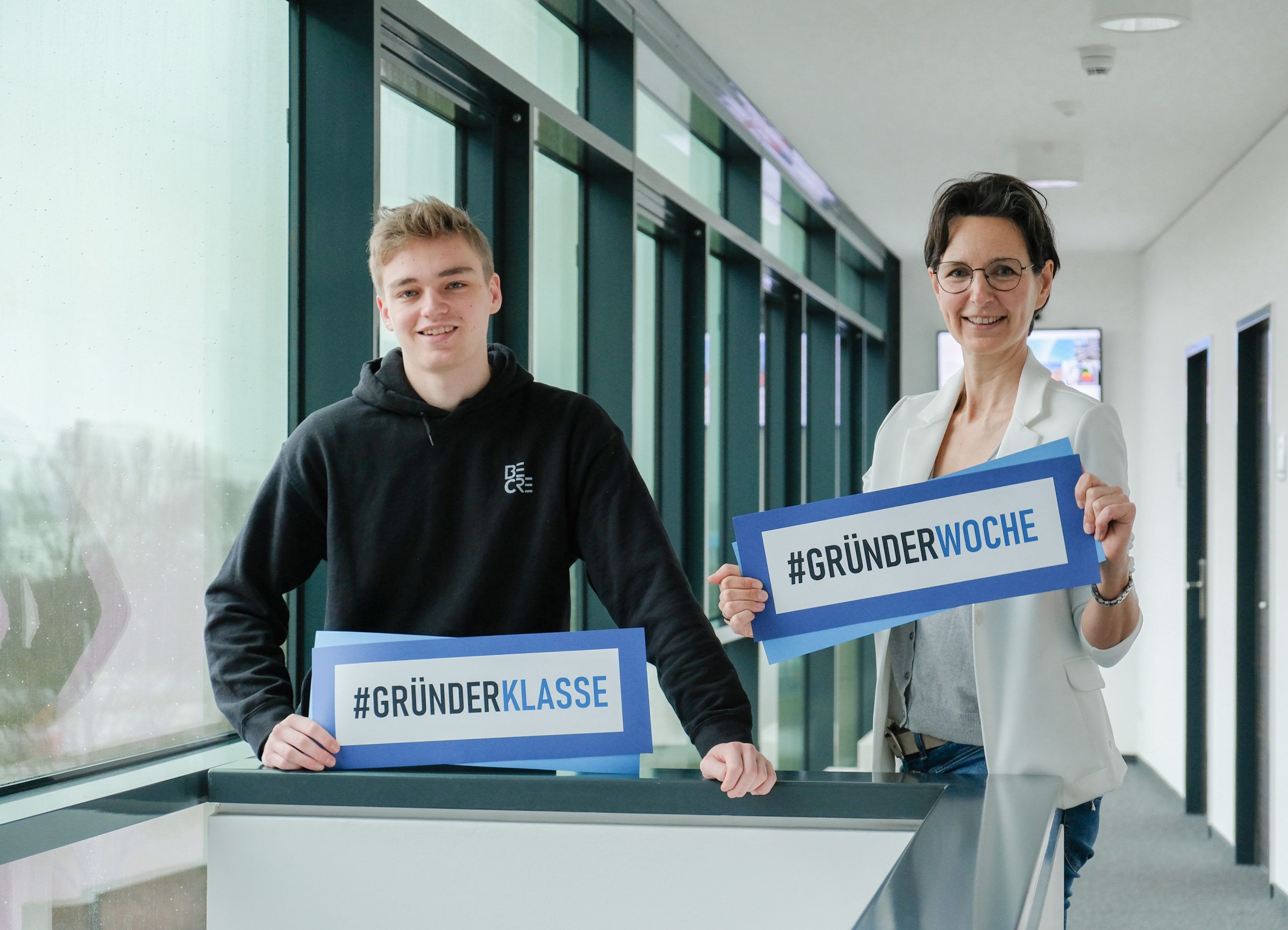 Setzen sich für die Vernetzung der Gründer,  jungen Unternehmen und Start-ups  im Landkreis Harburg ein: WLH-Gründungsberaterin Kerstin Helm und Jung-Unternehmer Kai Bertrand (17) aus Buchholz i.d.N., www.bertrandcredocreations.com, der bereits mit 14 Jahren seine erste eigene Firma gegründet hat.  © WLH Wirtschaftsförderung im Landkreis Harburg GmbH