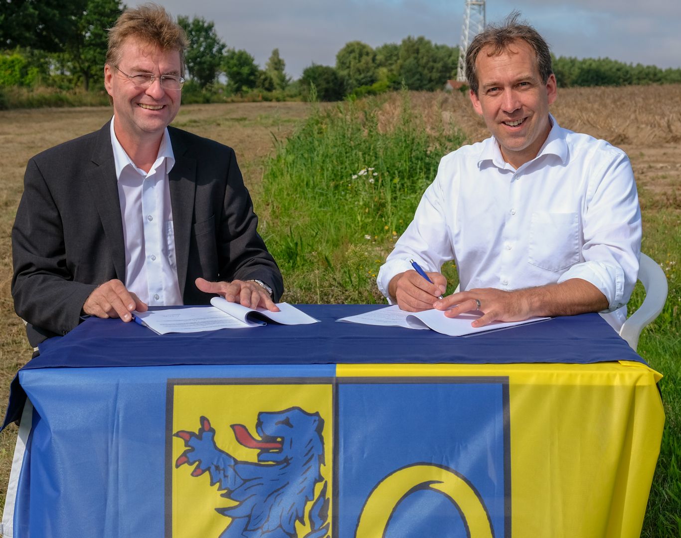 Trafen sich zur Vertragsunterzeichnung vor Ort: Bürgermeister Roland Waltereit (r.) und WLH-Geschäftsführer Jens Wrede. © WLH Wirtschaftsförderung im Landkreis Harburg GmbH