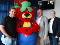 Von links nach rechts: Firmengründer Robert Dahl, Maskottchen Karlchen, Bürgermeister Dr. Jens Bülthuis und René Meyer, stellvertretender Geschäftsführer der Wirtschaftsfördergesellschaft WLH. Foto: Gemeinde Bispingen