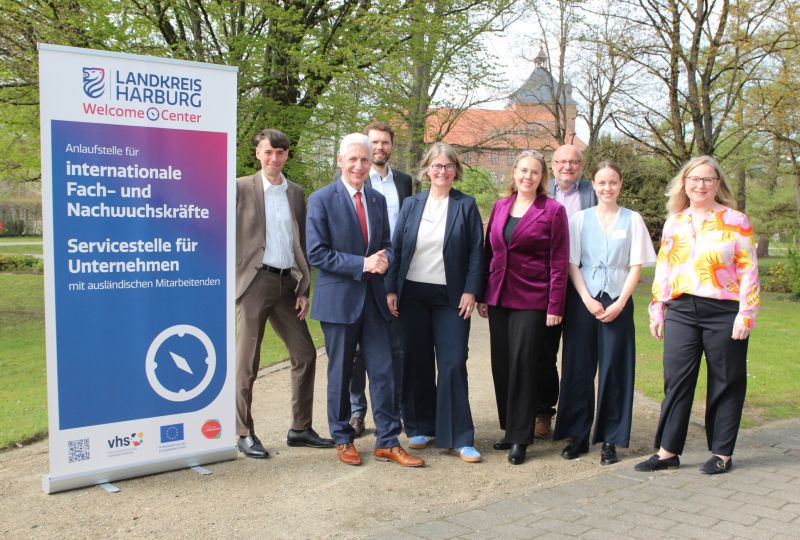 Den Startschuss für das Welcome Center Landkreis Harburg geben (von links) Dr. Alexander Stark, Landrat Rainer Rempe, Stefan Baumann, Anke von Fintel, Dr. Katharina Rogge-Balke, Uwe Mylius, Clara Kohlstedt und Ulrike Kessler.