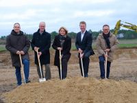 Sie setzten den ersten Spatenstich (v.l.n.r.): Ulrich Stock, Vorstandssprecher der Volksbank Lüneburger Heide eG, Manfred Cohrs, Aufsichtsratsvorsitzender der WLH Wirtschaftsförderung im Landkreis Harburg GmbH, Lüneburgs Oberbürgermeisterin Claudia Kalisch, WLH-Geschäftsführer Jens Wrede sowie Michael Kiesewetter, Vorstandsvorsitzender der NBank. Foto: Bianca Augustin / © WLH Wirtschaftsförderung