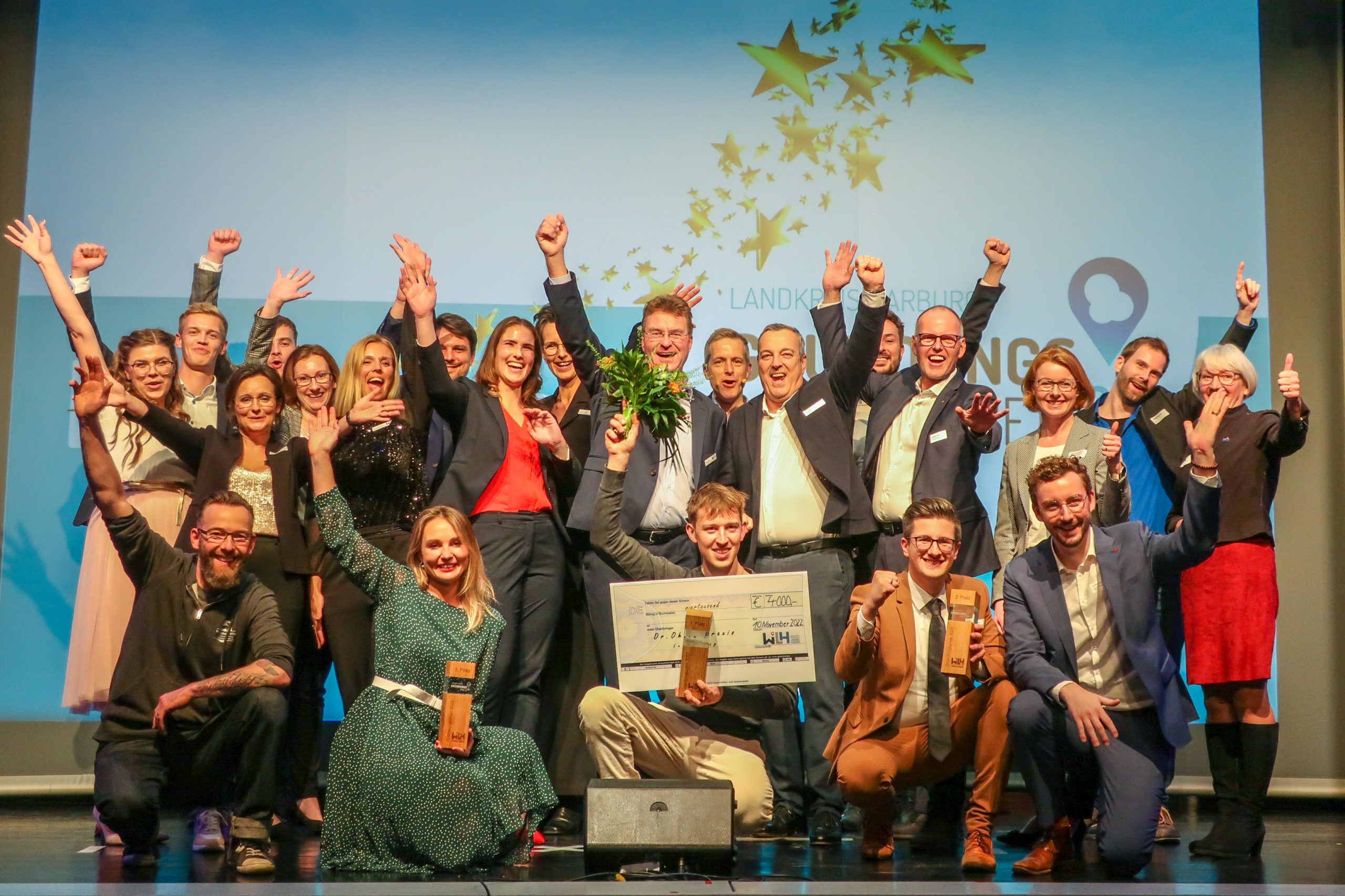 Gruppenbild mit den diesjährigen Gewinnern des Gründungspreises im Landkreis Harburg (vordere Reihe von links): Frank Prohl (Der Heideröster, Publikumspreisträger), Marina Herter (Häppysnäx, 3. Platz), Luk Boving (Dr.Ohnen Praxis, 1. Platz) sowie Florian Schampel und Tim Janis Köhler (SE Innovate GmbH – Edlich & Habel, 2. Platz). Ebenso mit auf dem Bild: Die Gratulanten des Abends, Vize-Landrätin Anette Randt (rechts) und das Team der WLH Wirtschaftsförderung im Landkreis Harburg. © WLH Wirtschaftsförderung im Landkreis Harburg