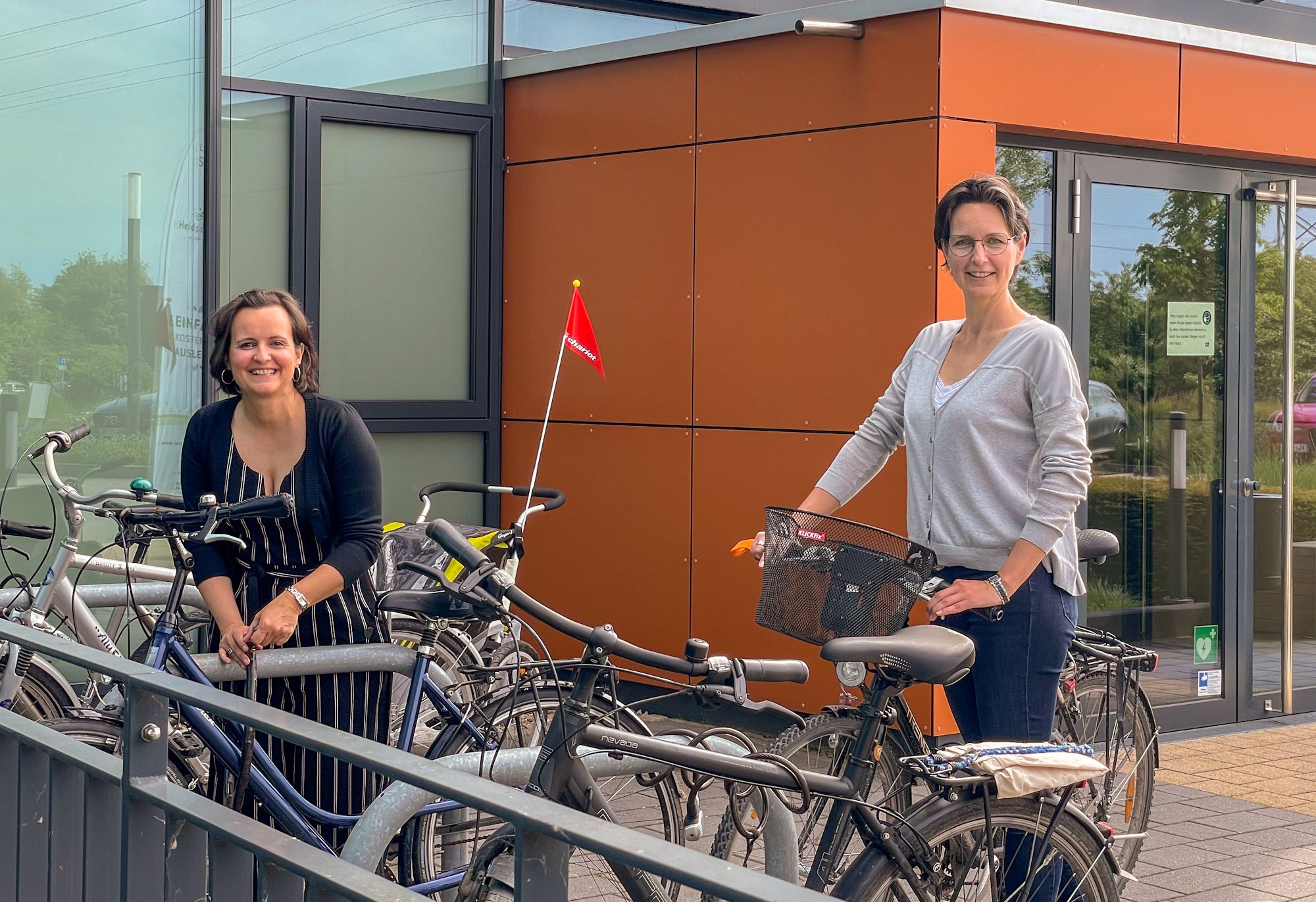 Auch Kerstin Helm (r.) und Sonja Vent fahren mit dem Rad zur Arbeit im ISI-Zentrum und unterstützen das „Stadtradel“-Team der WLH Wirtschaftsförderung im Landkreis Harburg. © WLH