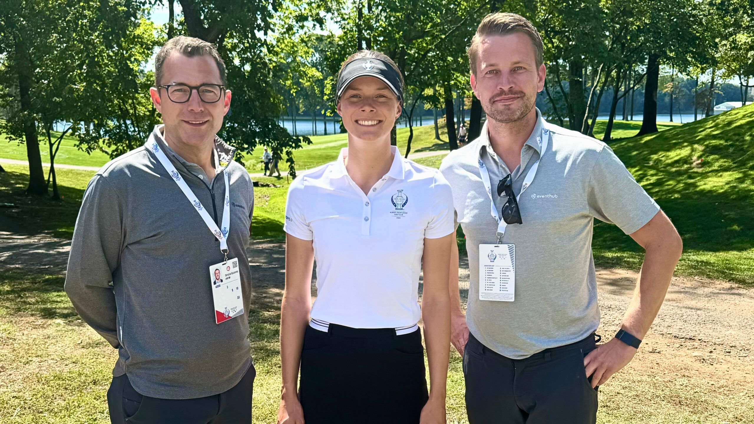 Ein Bild vom Solheim Cup 2024 in den USA: Es zeigt die Eventhub-Geschäftsführer und Start-up-Gründer Christian Szczensny (l.) und Hendrik Finger mit Esther Henseleit, der einzigen deutschen Proette im Team Europe mit Heimatclub „Hamburger GC – Falkenstein“. Foto: Eventhub