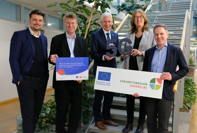 Übergabe des Förderbescheides für den 5G Hub Campus Nordheide: v.l.n.r.: Dr. Timo Maurer (WLH Wirtschaftsförderung im Landkreis Harburg GmbH), Jens Wrede (Geschäftsführer SLH), Rainer Rempe (Landrat Landkreis Harburg), Karin Beckmann (Landesbeauftragte Amt für regionale Landesentwicklung Lüneburg) und Dr. Olaf Krüger (Vorstand Süderelbe AG). Foto: Bianca Augustin
