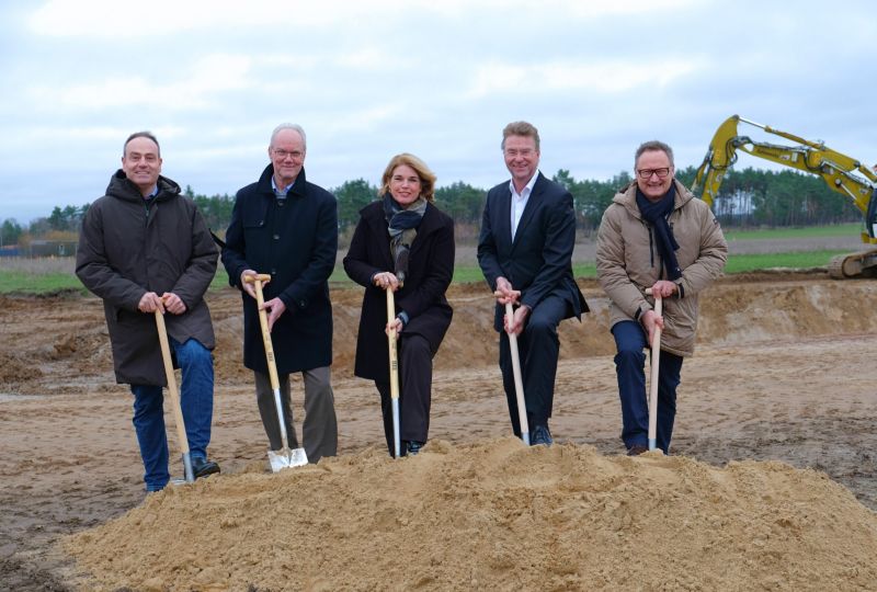 Sie setzten den ersten Spatenstich (v.l.n.r.): Ulrich Stock, Vorstandssprecher der Volksbank Lüneburger Heide eG, Manfred Cohrs, Aufsichtsratsvorsitzender der WLH Wirtschaftsförderung im Landkreis Harburg GmbH, Lüneburgs Oberbürgermeisterin Claudia Kalisch, WLH-Geschäftsführer Jens Wrede sowie Michael Kiesewetter, Vorstandsvorsitzender der NBank. Foto: Bianca Augustin / © WLH Wirtschaftsförderung