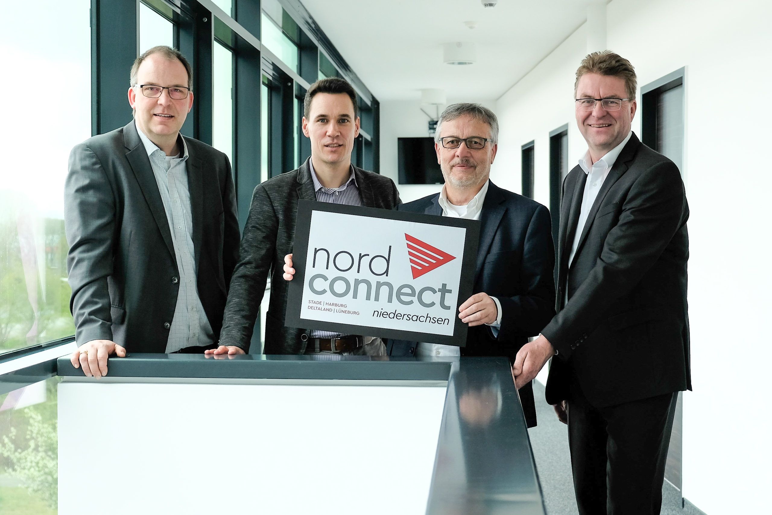 Sie stehen für Nord Connect Niedersachsen (v. l. n. r.): Die Geschäftsführer Michael Krohn (Wirtschaftsförderungsgesellschaft Deltaland mbH), Matthias Reichert (Wirtschaftsförderung Landkreis Stade GmbH), Jürgen Enkelmann (WLG Wirtschaftsförderungs-GmbH für Stadt und Landkreis Lüneburg) sowie Jens Wrede (WLH Wirtschaftsförderung im Landkreis Harburg GmbH). Foto: WLH Wirtschaftsförderung/Bianca Augustin