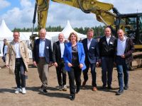 Die Projektpartner bringen die Entwicklung am „Bilmer Berg II“ mit großen Schritten voran. V.l.n.r.: Mathias Engel (NBank), Manfred Cohrs (WLH-Aufsichtsrat), Mario Leupold (Geschäftsführer der WLG Wirtschaftsförderungs-GmbH für Stadt und Landkreis Lüneburg), Oberbürgermeisterin Claudia Kalisch, WLH-Geschäftsführer Jens Wrede, Ulrich Stock (Vorstandssprecher der Volksbank Lüneburger Heide eG) und Thomas Grambow (WLH-Aufsichtsrat). © WLH Wirtschaftsförderung
