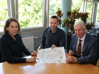Landrat Rainer Rempe (rechts) sowie Thomas Nordmann und Metje Gödecke von der Stabsstelle Kreisentwicklung / Wirtschaftsförderung laden zur Teilnahme am Tag der Wirtschaft ein. (c) Landkreis Harburg