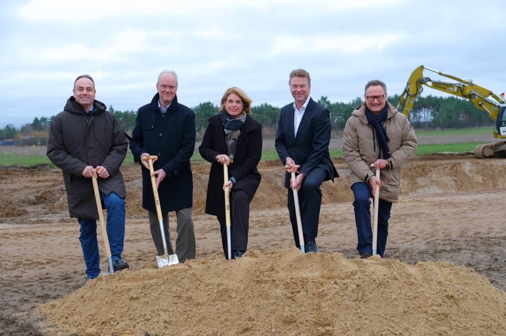 Sie setzten den ersten Spatenstich (v.l.n.r.): Ulrich Stock, Vorstandssprecher der Volksbank Lüneburger Heide eG, Manfred Cohrs, Aufsichtsratsvorsitzender der WLH Wirtschaftsförderung im Landkreis Harburg GmbH, Lüneburgs Oberbürgermeisterin Claudia Kalisch, WLH-Geschäftsführer Jens Wrede sowie Michael Kiesewetter, Vorstandsvorsitzender der NBank. Foto: Bianca Augustin / © WLH Wirtschaftsförderung