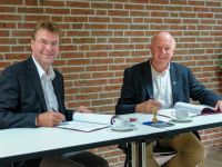 Bei der Vertragsunterzeichnung: Bispingens Bürgermeister Dr. Jens Bülthuis (r.) und WLH-Geschäftsführer Jens Wrede. © WLH Wirtschaftsförderung im Landkreis Harburg GmbH