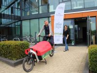 Marco Wilke (Buchholz fährt Rad e.V.) und Sonja Vent mit Lastenrad "Riese Bruns" vor dem ISI-Zentrum Buchholz. (c) WLH