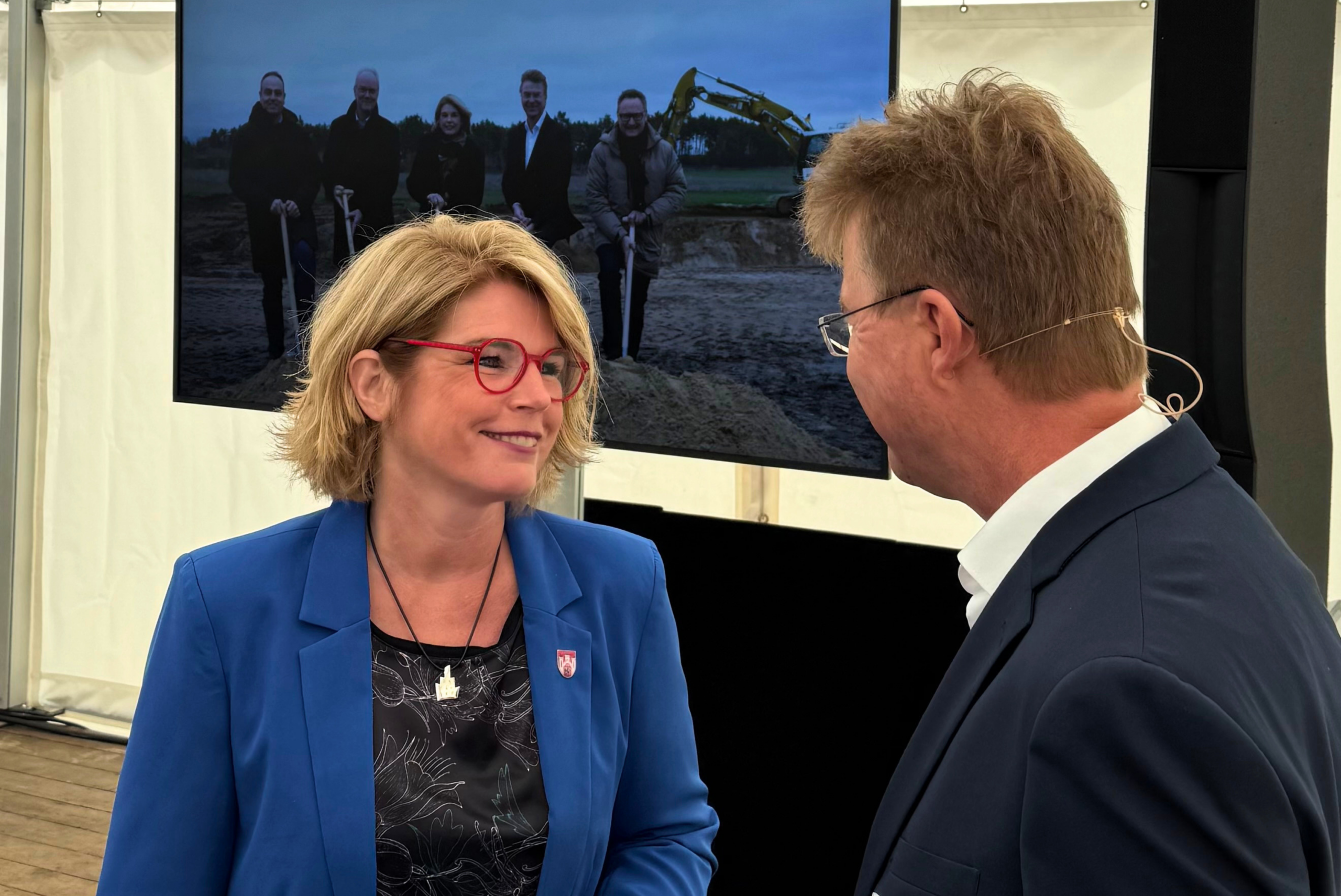 Oberbürgermeisterin Claudia Kalisch im Gespräch mit Jens Wrede (Geschäftsführer WLH)