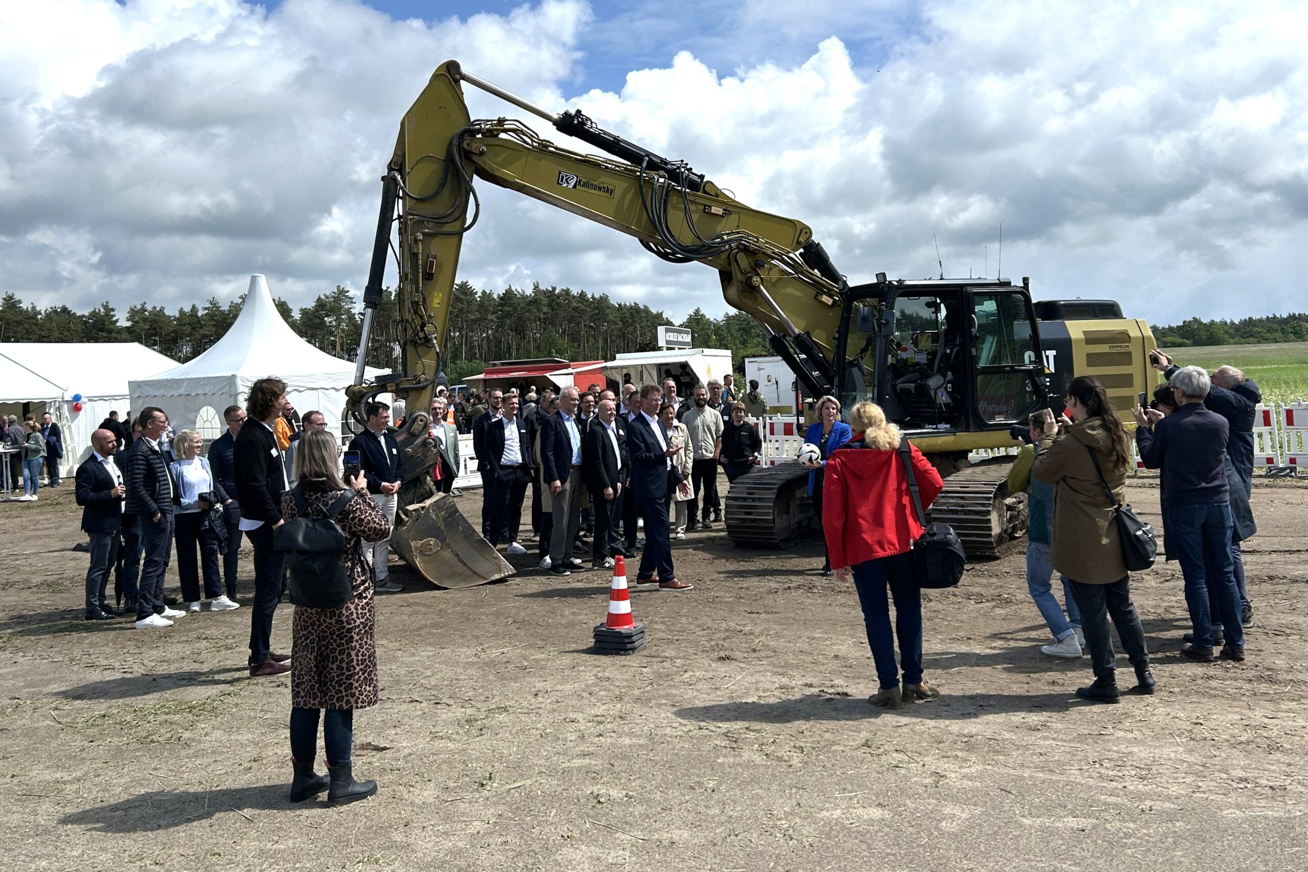 Presse-Fototermin Bilmer Berg - Projektbeteiligte mit Pressevertretern