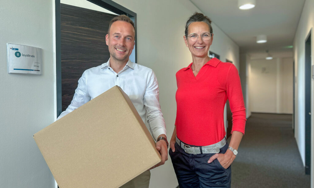 Die Kartons sind gepackt: Alexander Gröncke mit WLH-Gründungsberaterin Kerstin Helm auf den Fluren des ISI-Zentrums für Gründung, Business und Innovation in Buchholz. Foto: WLH Wirtschaftsförderung / Bianca Augustin