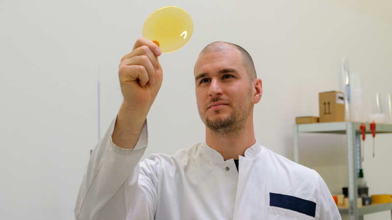 Start-up-Gründer Waldemar Leibhahn begutachtet eine Probe seiner Bodenbeschichtung. Foto: WLH/Bianca Augustin