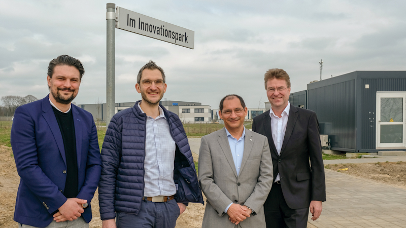 WLH-Innovationsmanager Dr. Timo Maurer (von links), Prof. Dr. Christian Lauter, PHWT-Präsident Prof. Dr. Dennis De und WLH-Geschäftsführer Jens Wrede im TIP Innovationspark Nordheide (Buchholz), dem neuen Satellitenstandort für den „DigitalOrbIT“. (c) WLH Wirtschaftsförderung im Landkreis Harburg GmbH