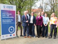 Den Startschuss für das Welcome Center Landkreis Harburg geben (von links) Dr. Alexander Stark, Landrat Rainer Rempe, Stefan Baumann, Anke von Fintel, Dr. Katharina Rogge-Balke, Uwe Mylius, Clara Kohlstedt und Ulrike Kessler.