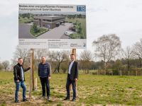 Das Bauschild für die neue Firmenzentrale der Trocknungstechnik GmbH Buchholz steht bereits. Vor Ort trafen sich die TTB-Geschäftsführer Thorsten Schulz (l.) und Sascha Leschowski mit WLH-Geschäftsführer Jens Wrede (r.). © WLH Wirtschaftsförderung
