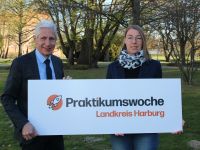 Bildungsmanagerin Andrea Paschke und Landrat Rainer Rempe rufen zur Teilnahme an der Praktikumswoche auf. Foto ©Landkreis Harburg