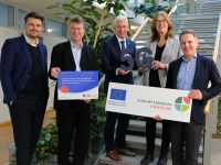 Übergabe des Förderbescheides für den 5G Hub Campus Nordheide: v.l.n.r.: Dr. Timo Maurer (WLH Wirtschaftsförderung im Landkreis Harburg GmbH), Jens Wrede (Geschäftsführer SLH), Rainer Rempe (Landrat Landkreis Harburg), Karin Beckmann (Landesbeauftragte Amt für regionale Landesentwicklung Lüneburg) und Dr. Olaf Krüger (Vorstand Süderelbe AG). Foto: Bianca Augustin