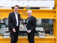 Setzen sich mit Fachinformationen gemeinsam für innovatives und klimagerechtes Bauen ein: Prof. Dr.-Ing. Ingo Hadrych (r.), Präsident der hochschule 21, und Jens Wrede, Geschäftsführer der WLH Wirtschaftsförderung im Landkreis Harburg GmbH. Foto: WLH Wirtschaftsförderung